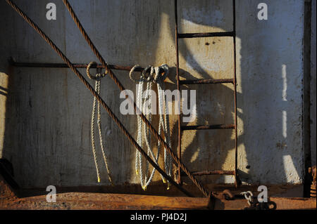 Seilbinder, die auf dem Deck eines Jakobsbaggers verstaut wurden Fischerboot` Stockfoto